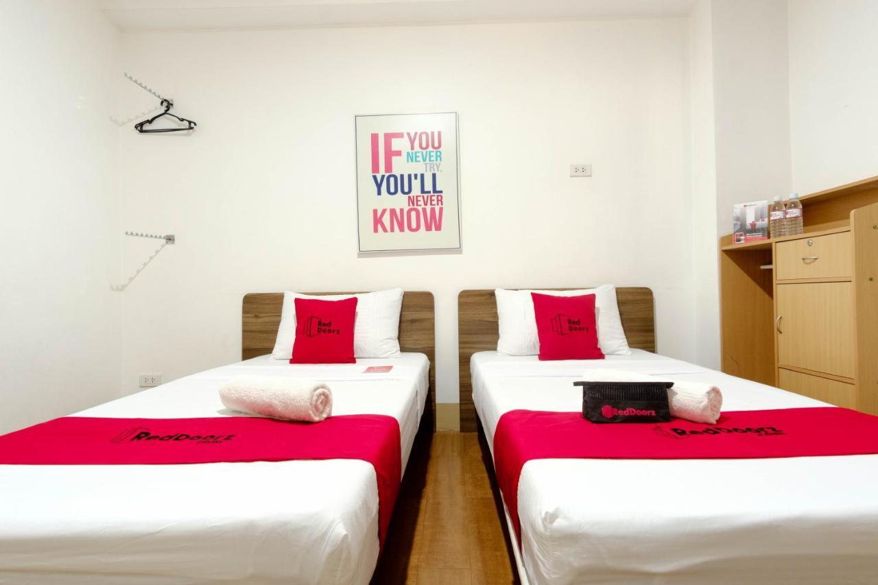 Hotel Reddoorz Near V Mapa Station Manila Esterno foto